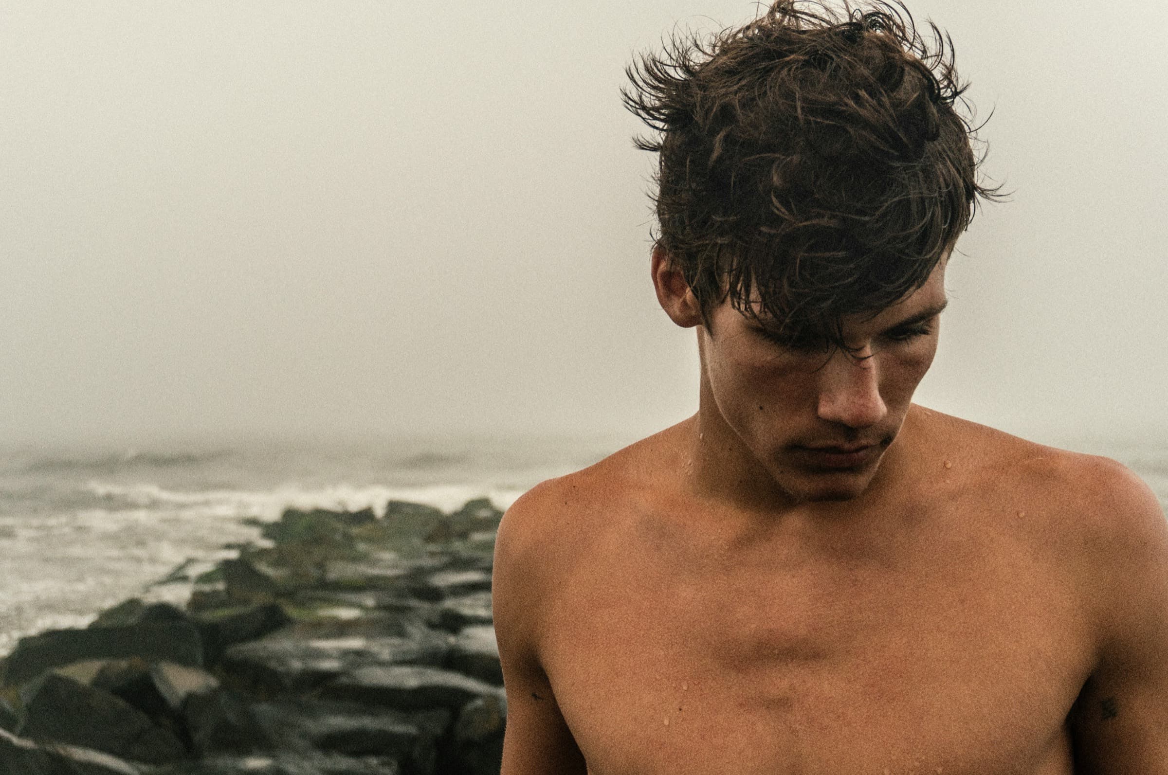 Jovem na praia — sua proteção começa aqui